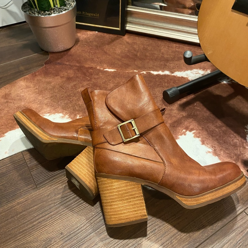 Korres Tan Leather Heeled Boots